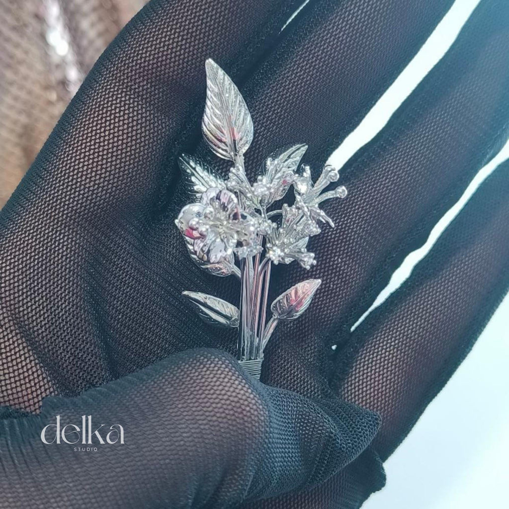 Metal bouquet of flowers for 1/6 scale or 12-inch dolls, miniature bouquet