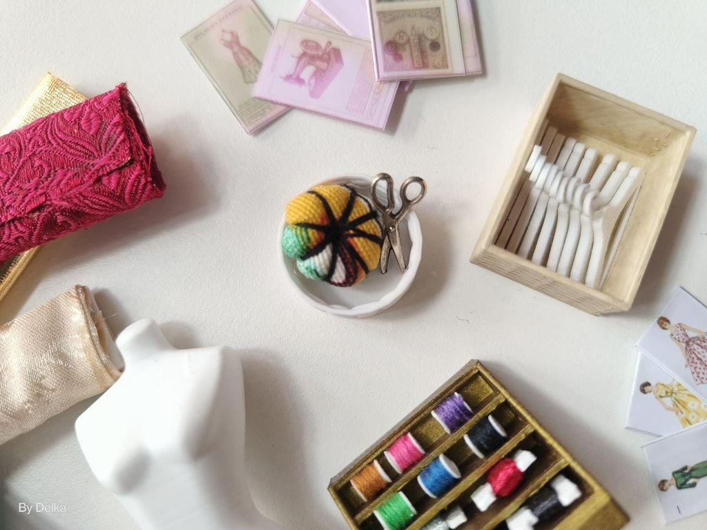 Set of small sewing items for dollhouses, vintage accessories in 1/12 scale